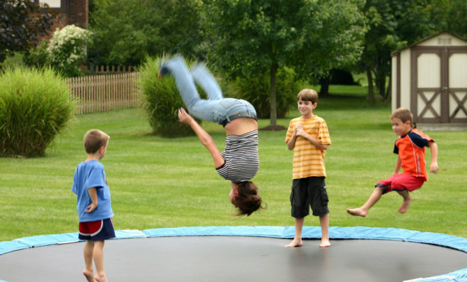 kids-on-trampoline