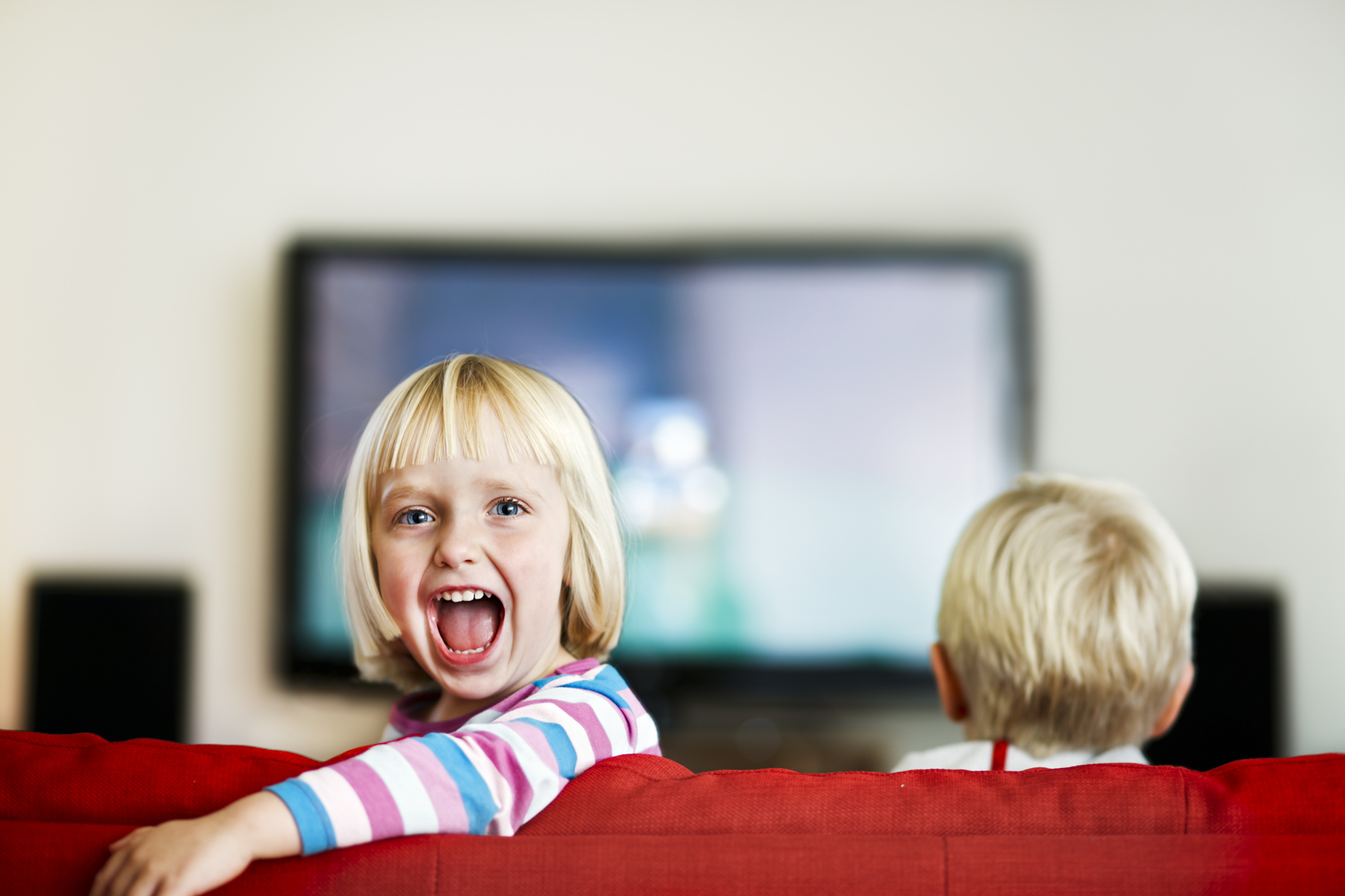 Дети смотрят на экран. Телевизор для детей. Малыш и телевизор. Школьник у телевизора. Ребенок около телевизора.