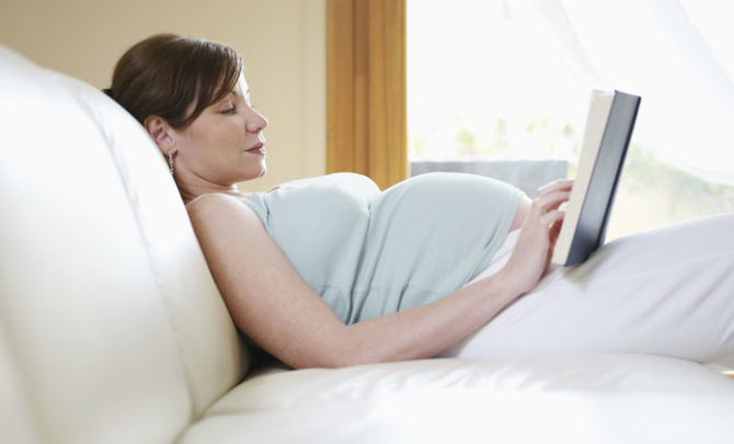 pregnant-woman-reading