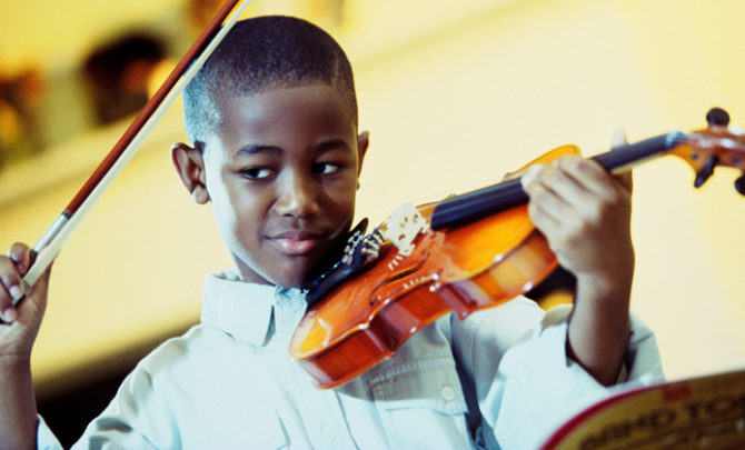 child-playing-violin