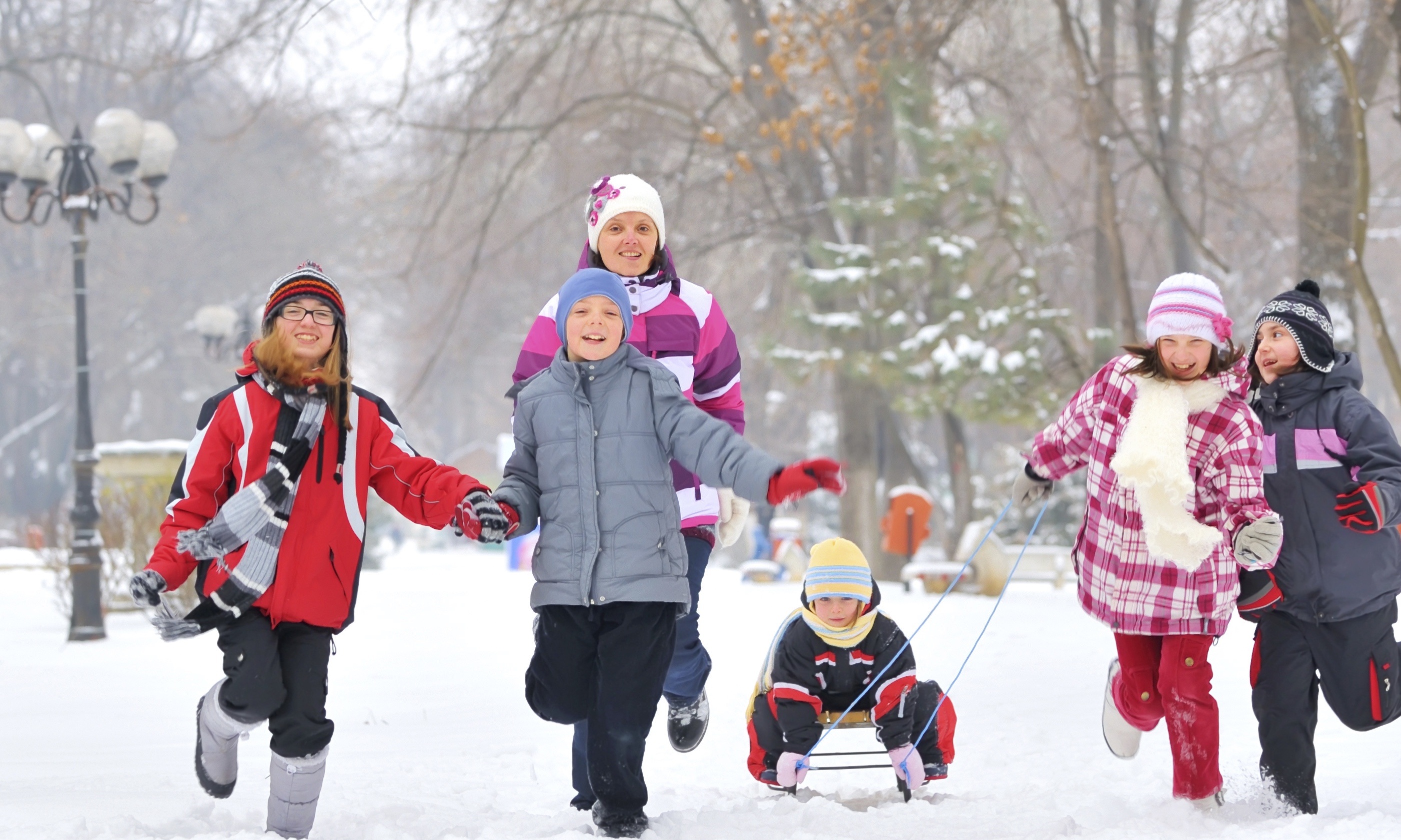 Зимние каникулы родители. Дети зимой. Дети зима улица. Дети на прогулке зимой. Зимние детские игры на улице.